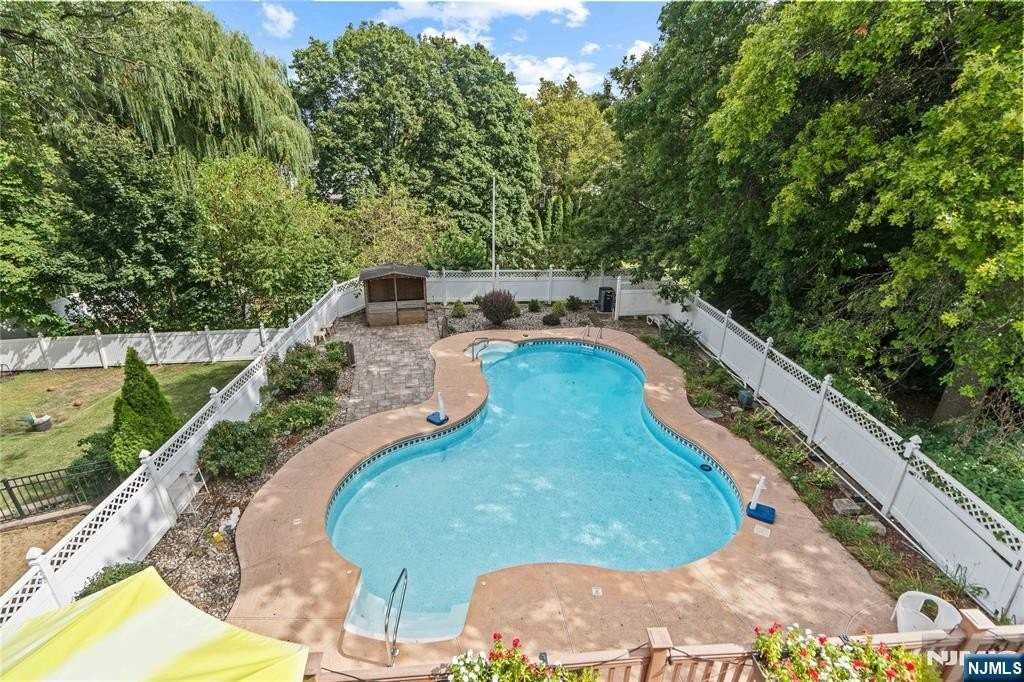 165 Montross Ave - Photo 4 of 42