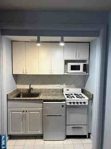 3021 Edwin Ave Apt 1j - Photo 3 of 11