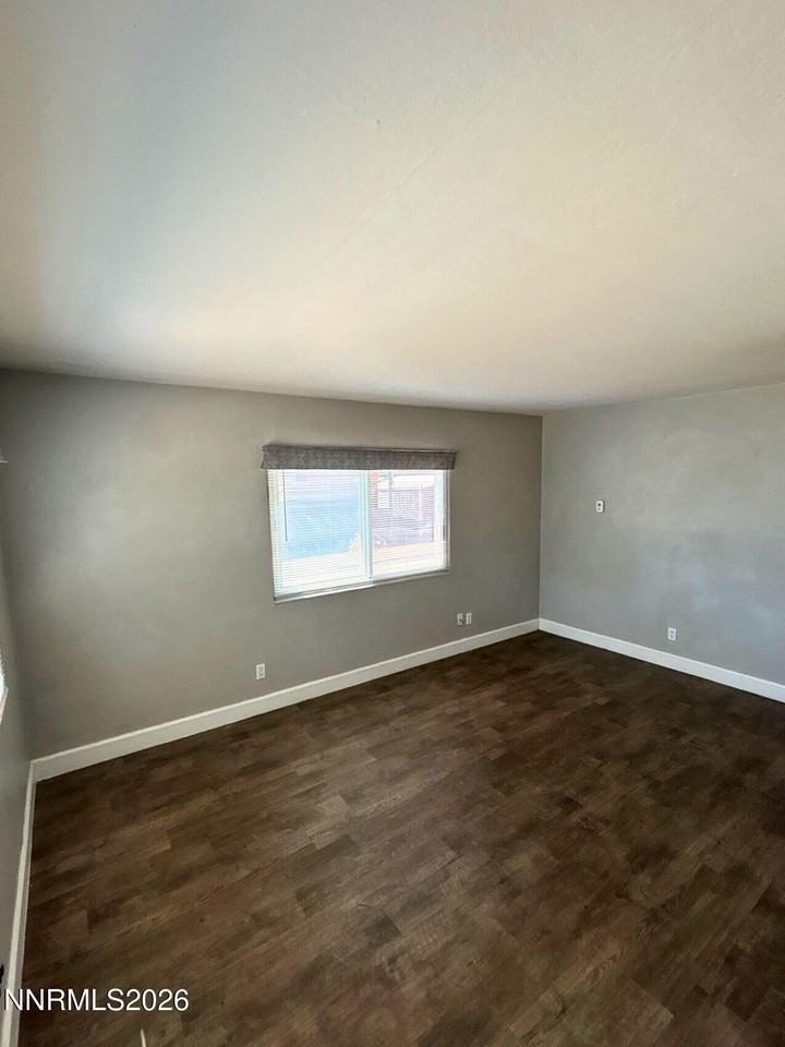 835 20th St - Photo 3 of 12