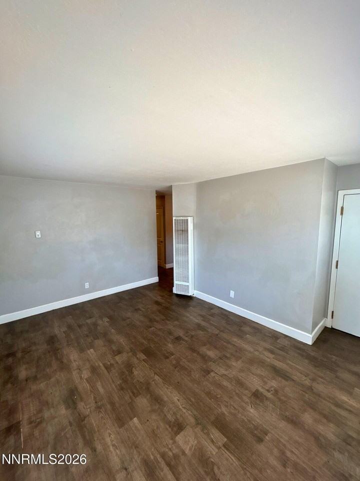 835 20th St - Photo 4 of 12