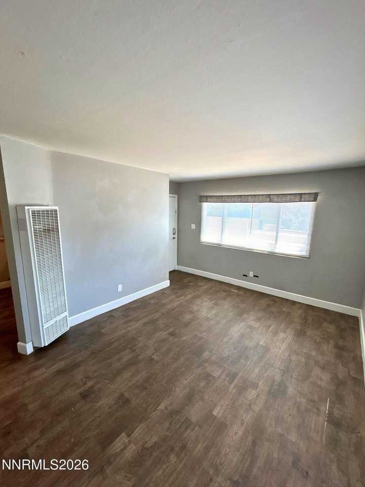 835 20th St - Photo 5 of 12