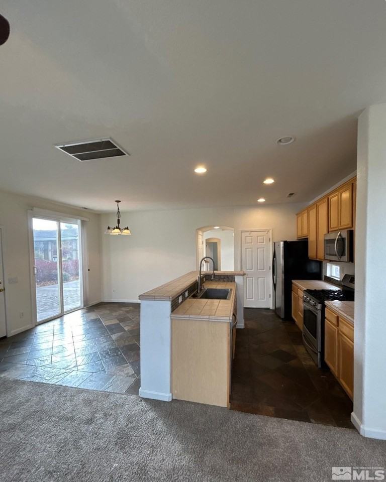 2760 Arrowsmith Dr - Photo 6 of 26