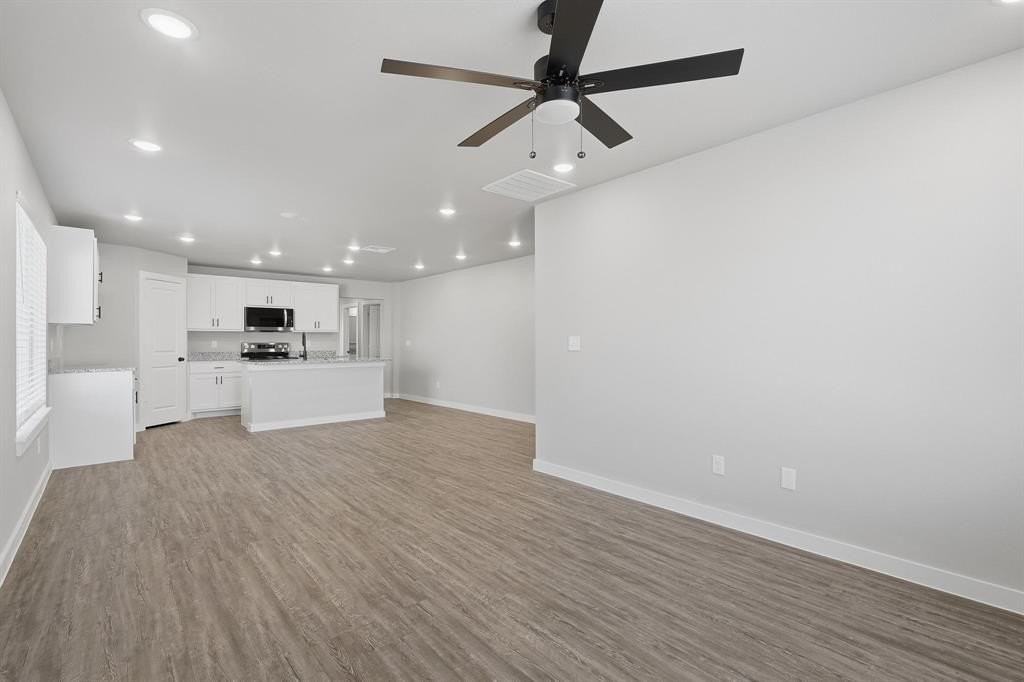 3065 Glennster St - Photo 6 of 28