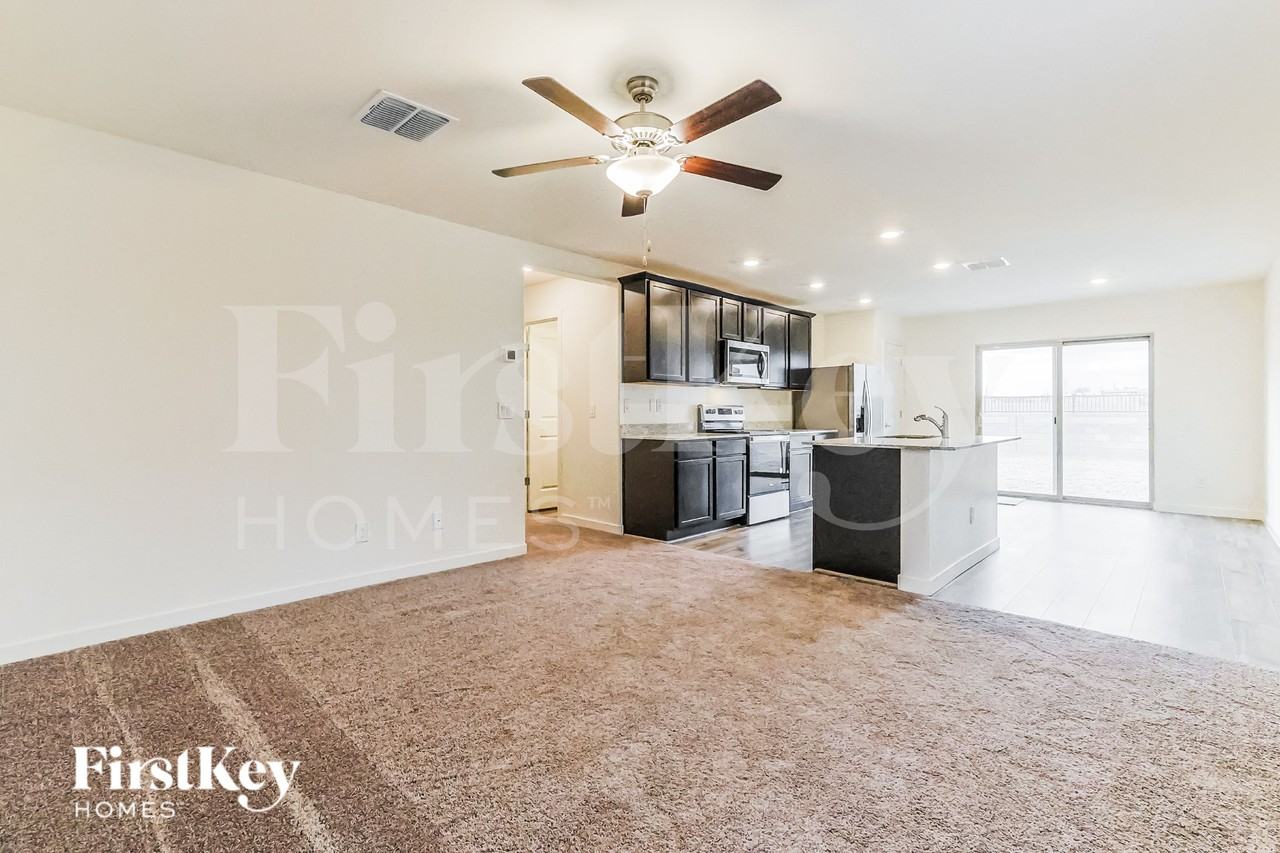 985 W 20th St - Photo 2 of 16