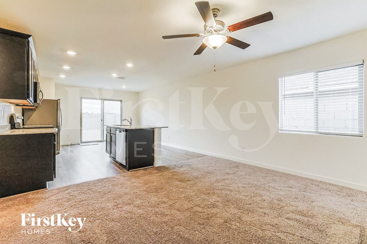 985 W 20th St - Photo 3 of 16