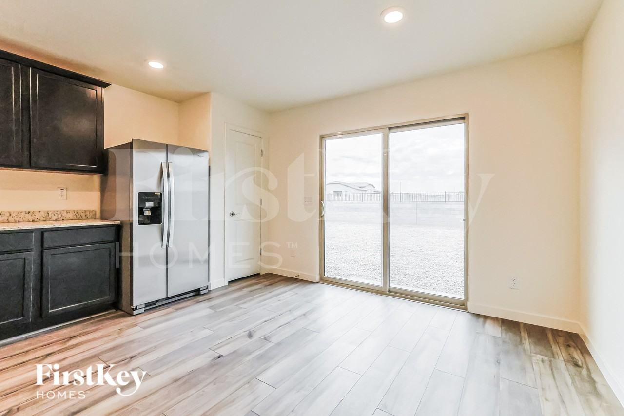 985 W 20th St - Photo 4 of 16