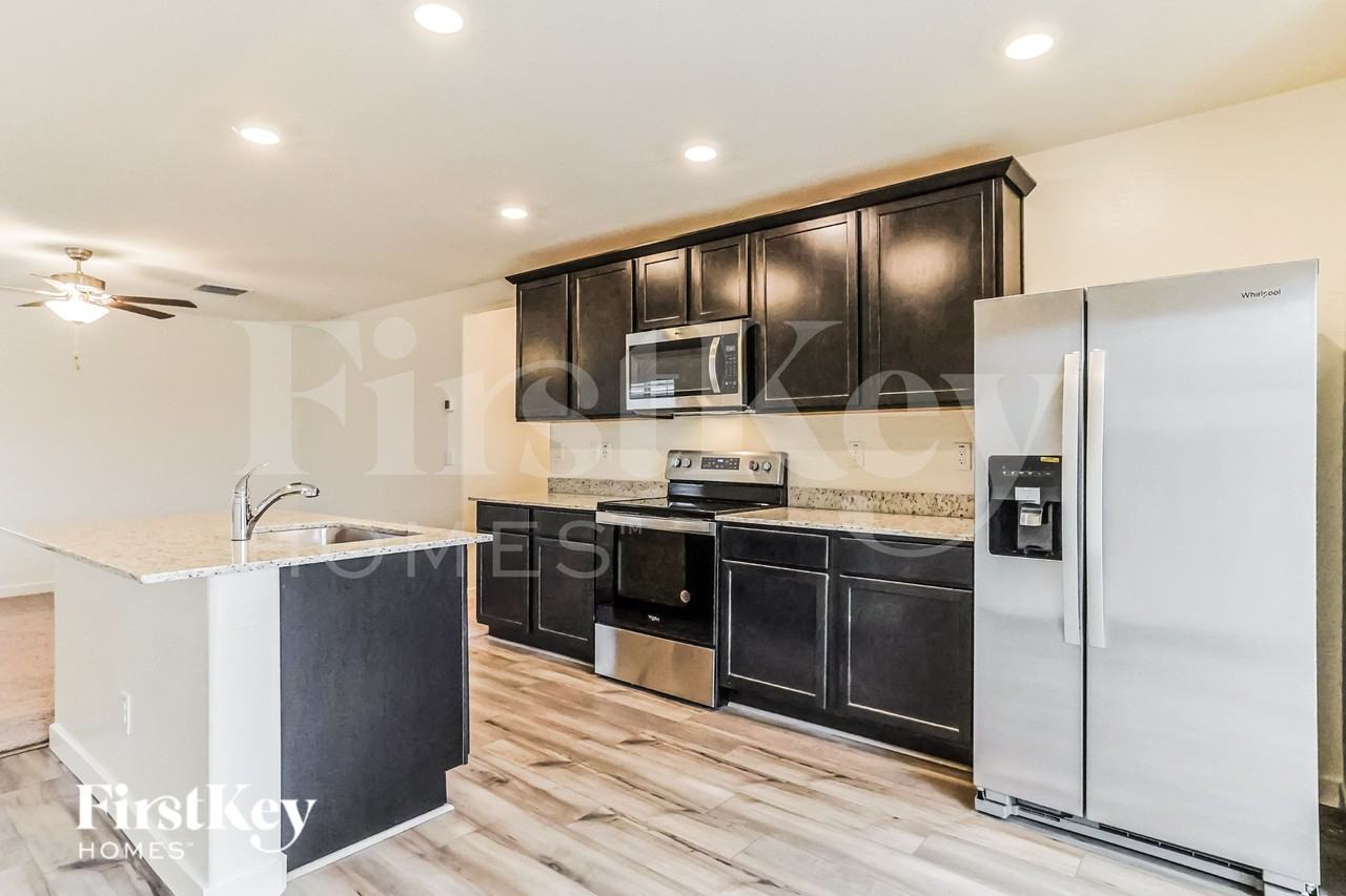 985 W 20th St - Photo 5 of 16