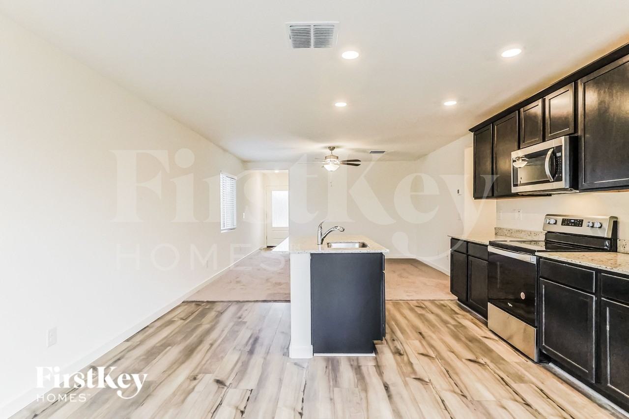 985 W 20th St - Photo 6 of 16