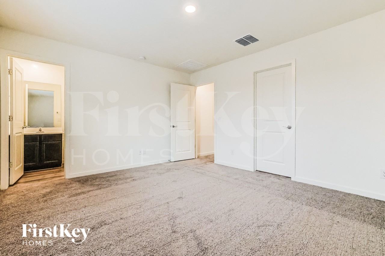 985 W 20th St - Photo 7 of 16