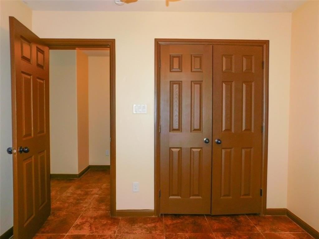 558 Jay St - Photo 4 of 25