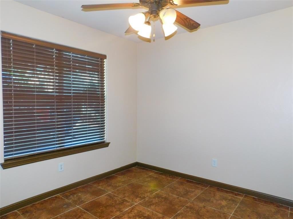 558 Jay St - Photo 5 of 25