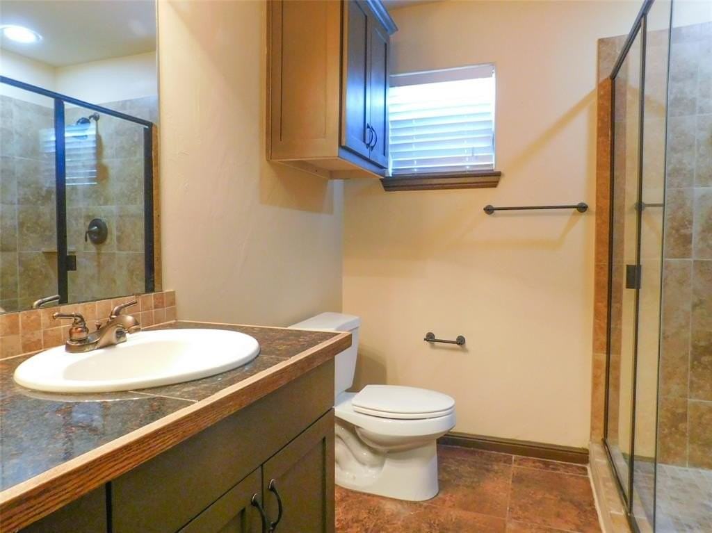 558 Jay St - Photo 6 of 25