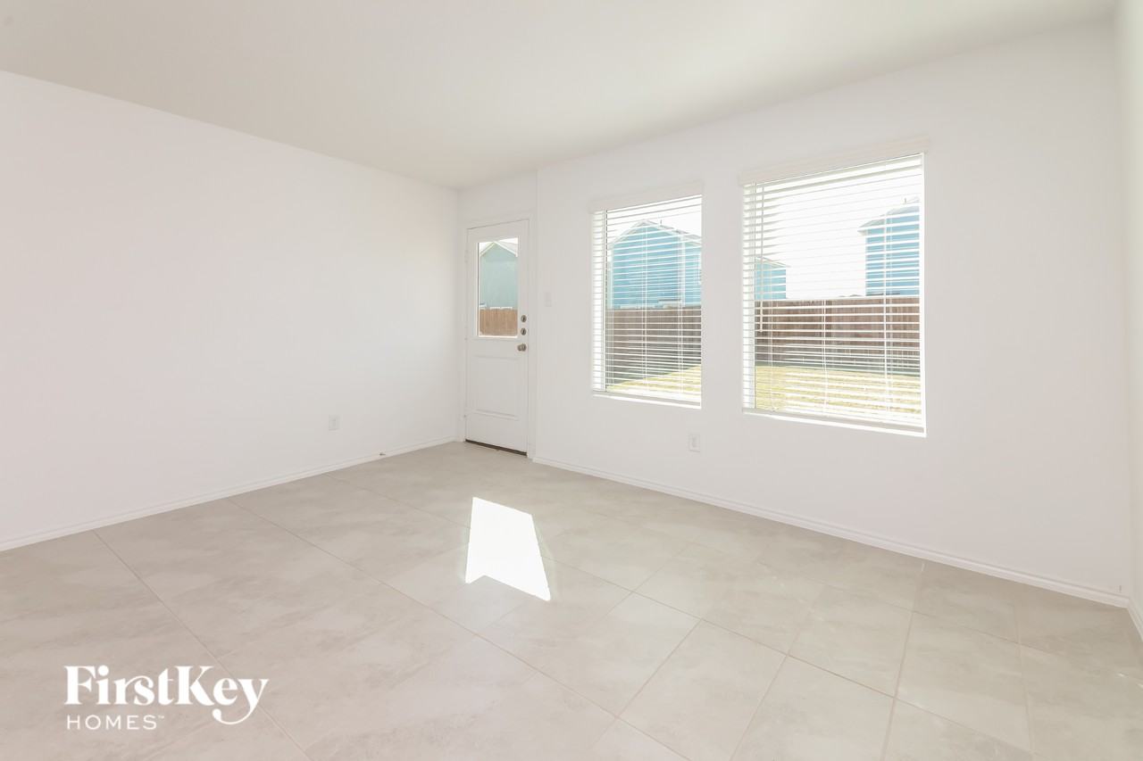 235 Plumcove Dr - Photo 4 of 16