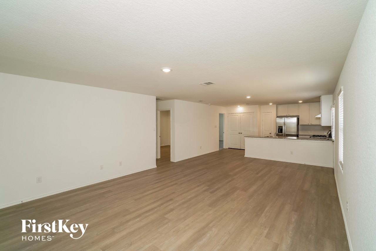 10414 Mcclintock Dr - Photo 3 of 15