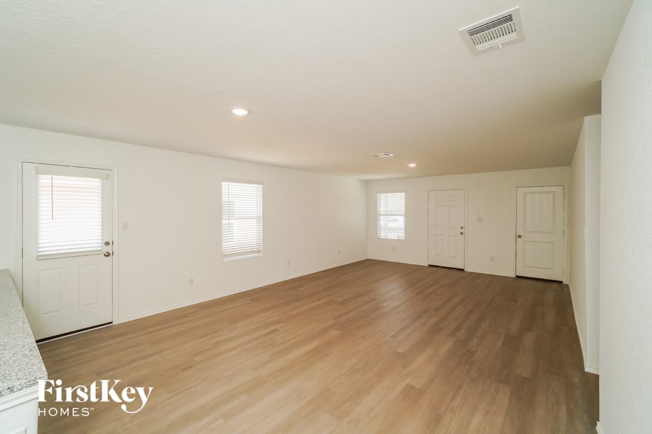 10414 Mcclintock Dr - Photo 4 of 15