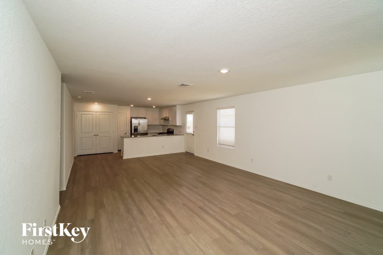 10414 Mcclintock Dr - Photo 5 of 15