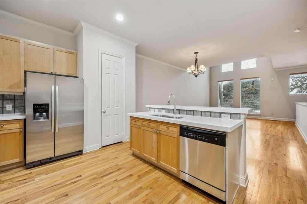 2028 N Haskell Ave - Photo 5 of 22