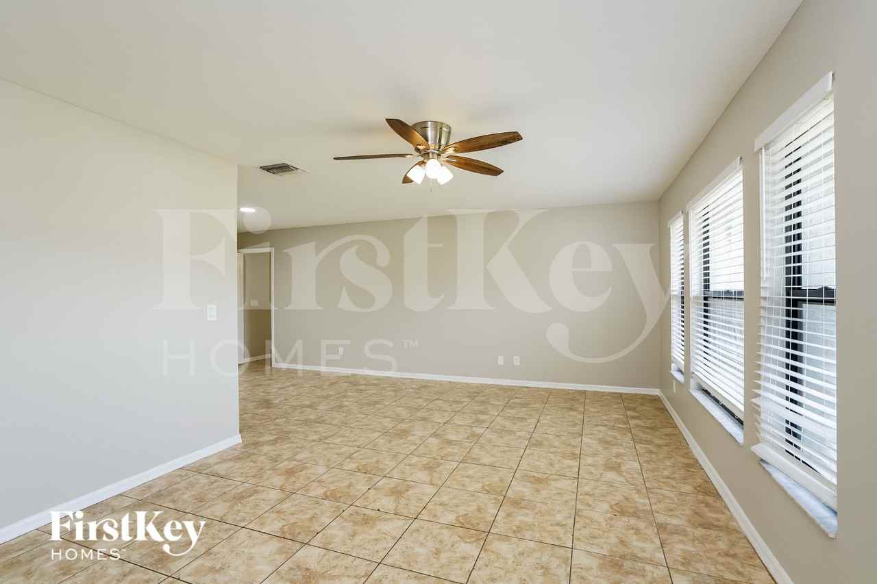 302 Se 15th St - Photo 2 of 15