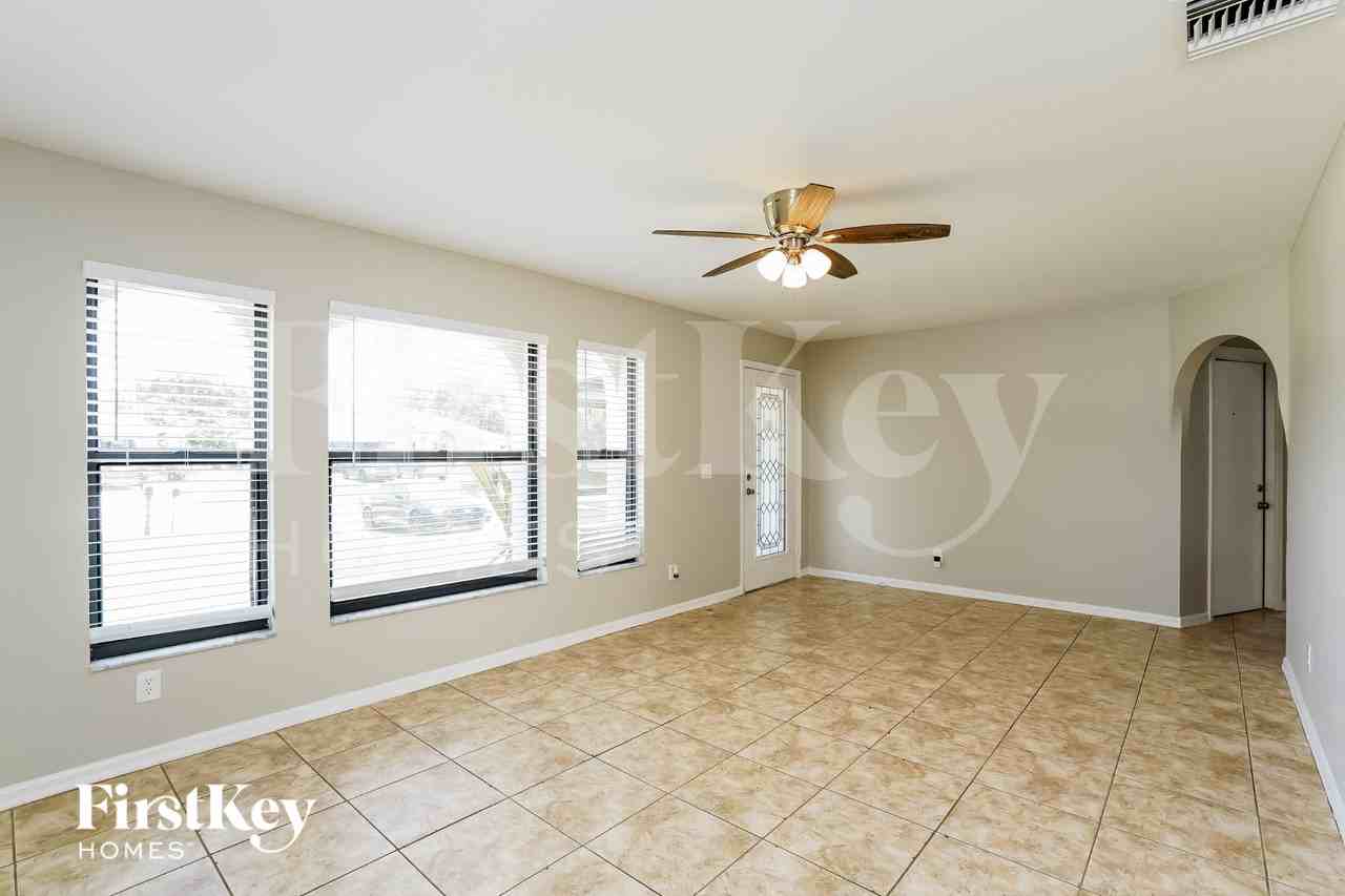 302 Se 15th St - Photo 3 of 15