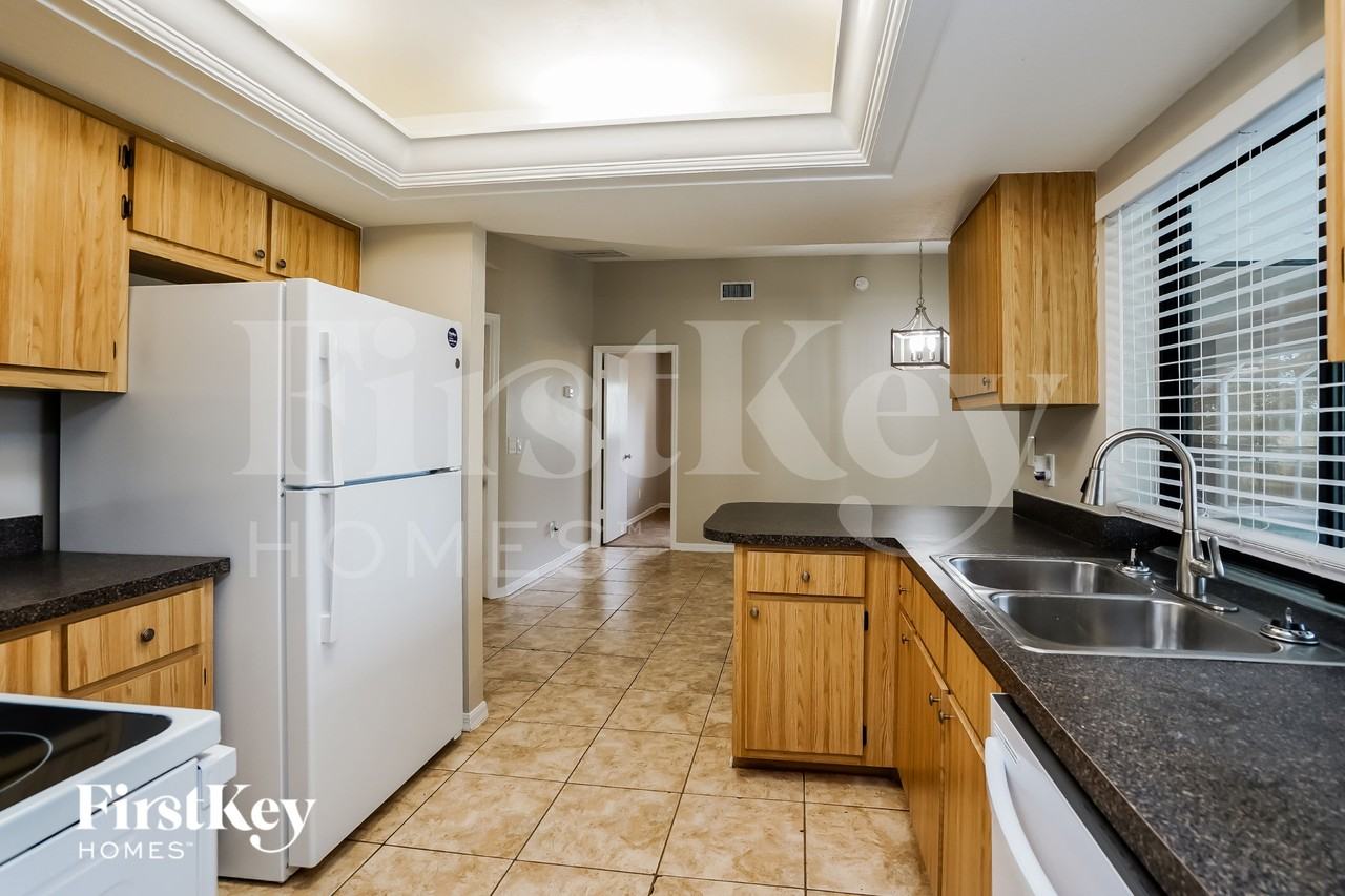 302 Se 15th St - Photo 7 of 15