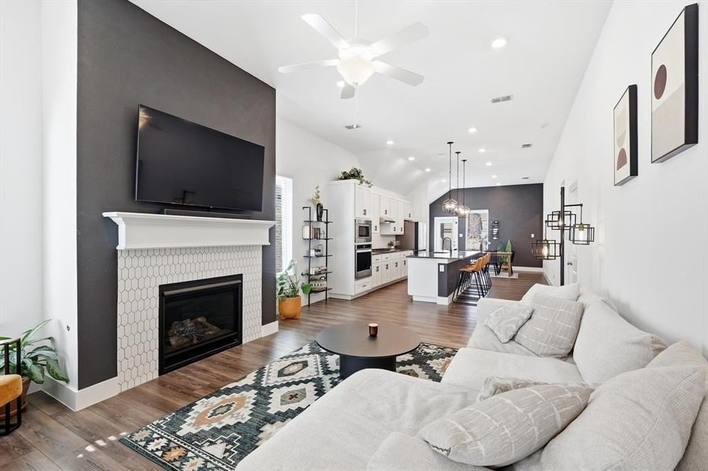 2320 Stella Ln - Photo 3 of 18