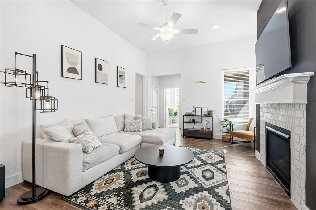 2320 Stella Ln - Photo 4 of 18