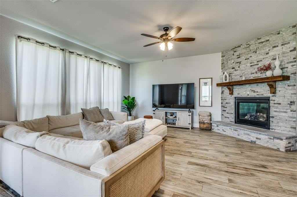 1241 Ronald St - Photo 5 of 28