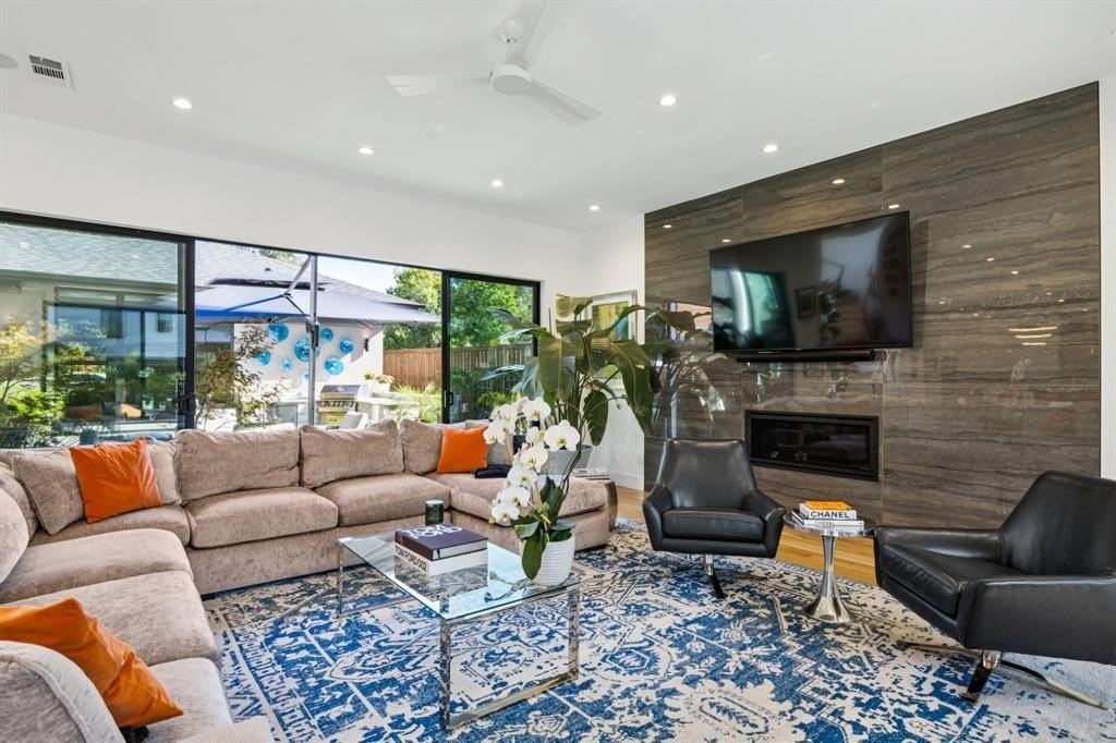 9733 Mixon Dr - Photo 4 of 26