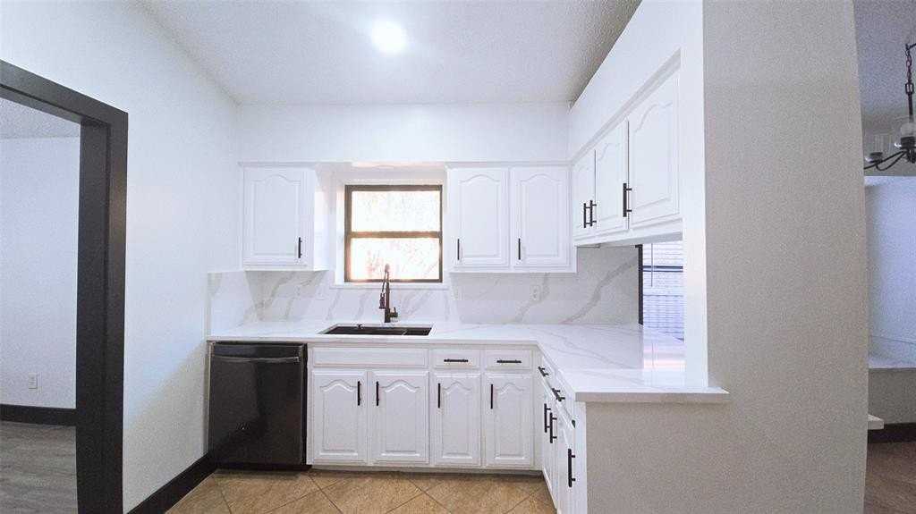 1933 Oakbluff Dr - Photo 4 of 34