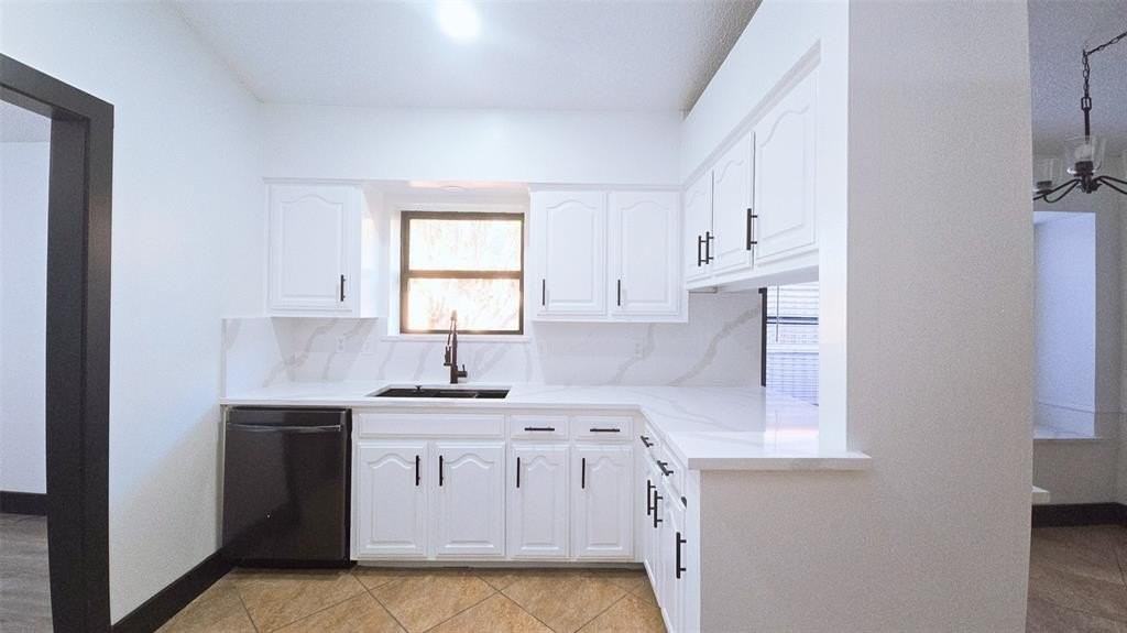 1933 Oakbluff Dr - Photo 5 of 34