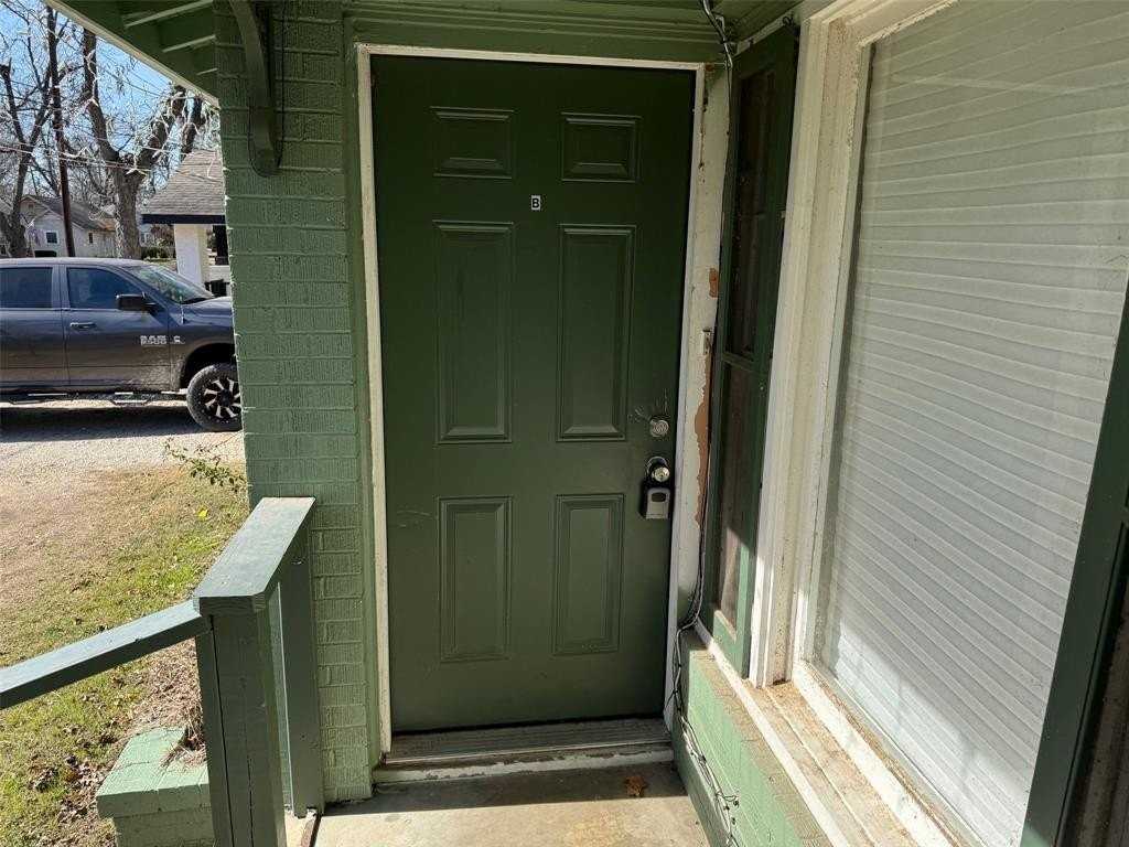 210 W Willingham St #B - Photo 3 of 12