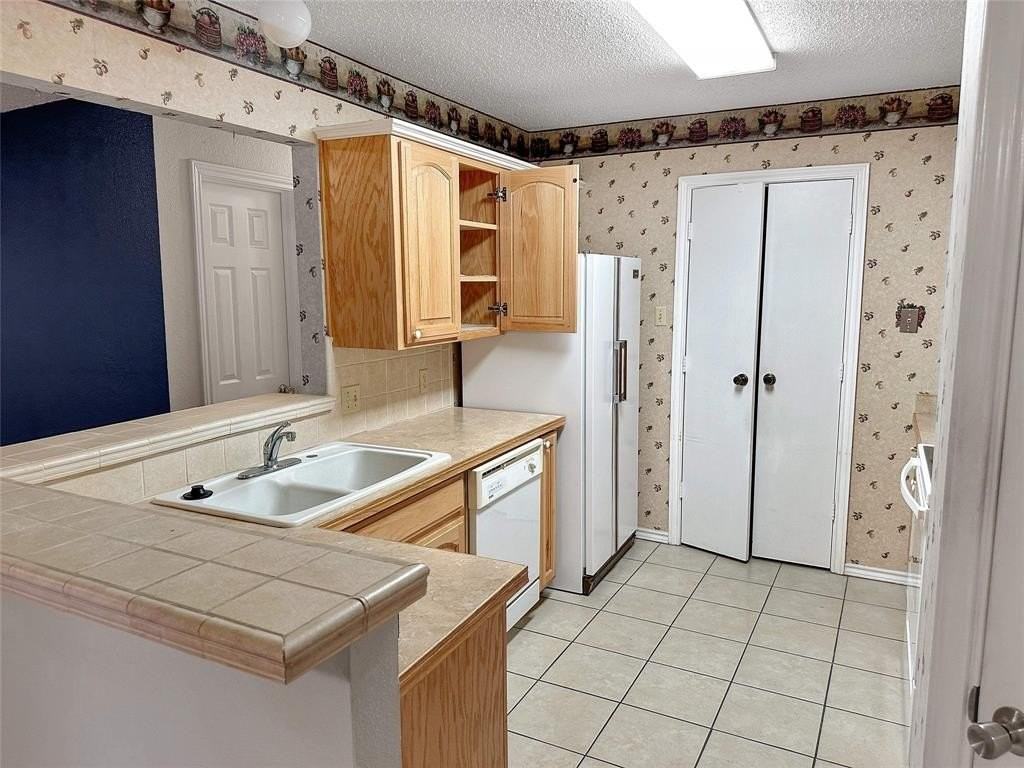 708 Crestview Dr - Photo 2 of 19