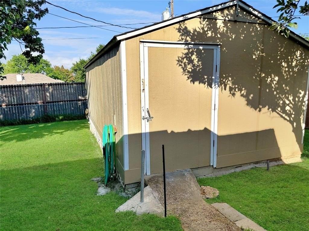 708 Crestview Dr - Photo 3 of 19