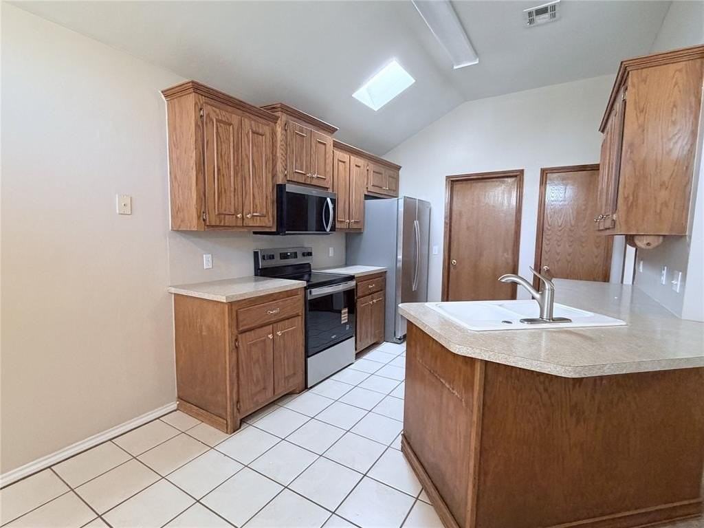 1224 Capitol Dr - Photo 4 of 15