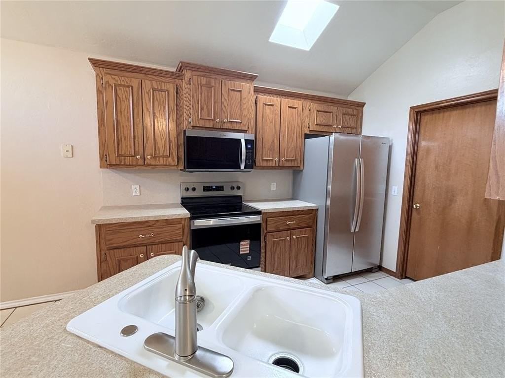 1224 Capitol Dr - Photo 5 of 15