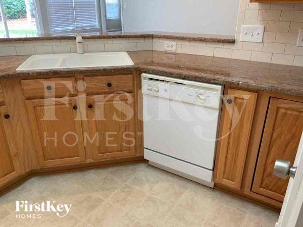 3427 Allenwood Rd - Photo 6 of 10