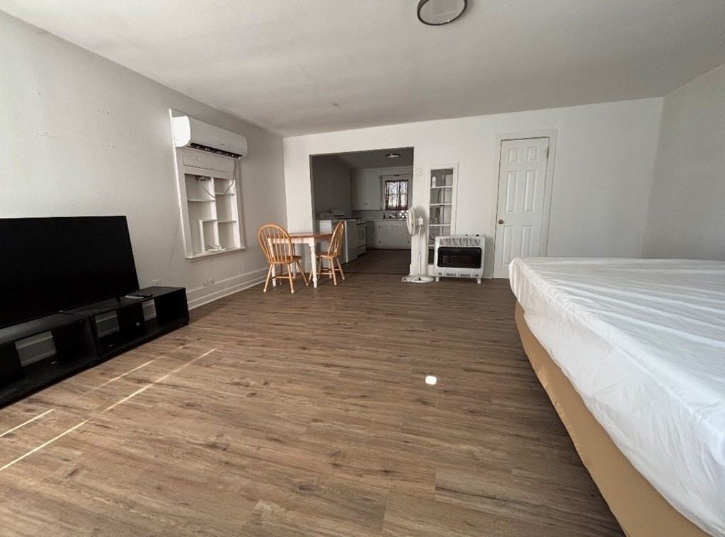 107 E 20th St - Photo 2 of 7