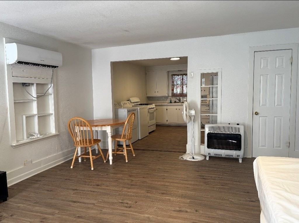 107 E 20th St - Photo 3 of 7