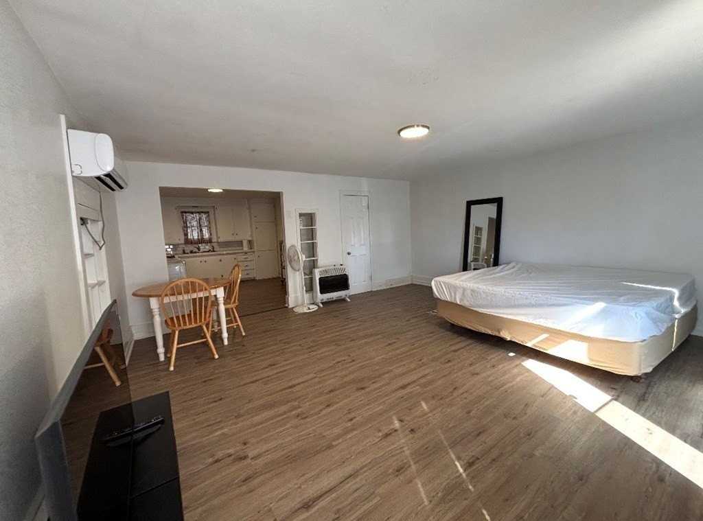 107 E 20th St - Photo 4 of 7