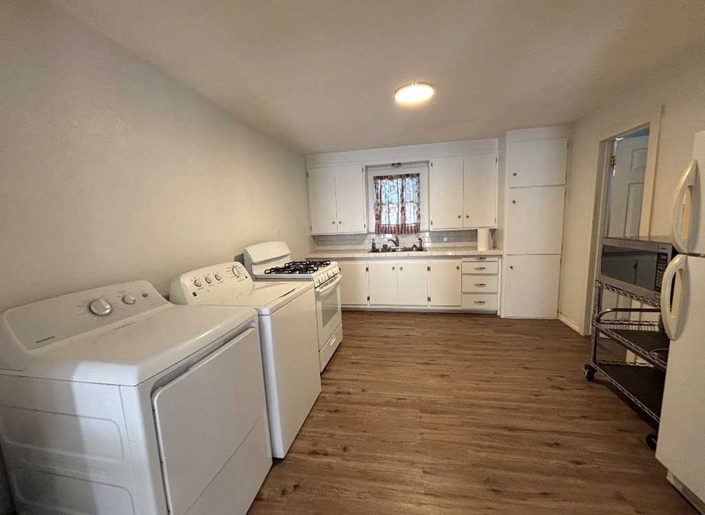 107 E 20th St - Photo 5 of 7