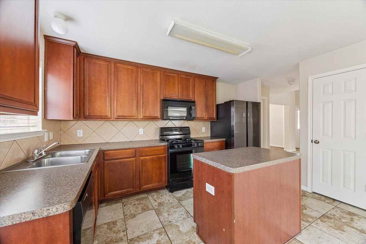 8307 Cove Timbers Ln - Photo 2 of 8