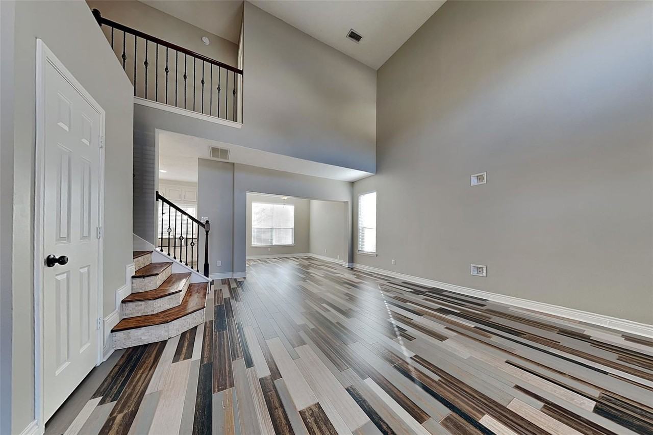 1406 Chesterpoint Dr - Photo 3 of 8