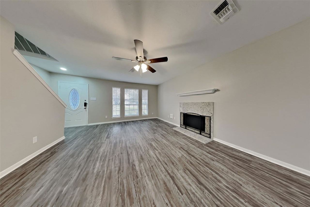 7010 Durango Dr - Photo 2 of 8