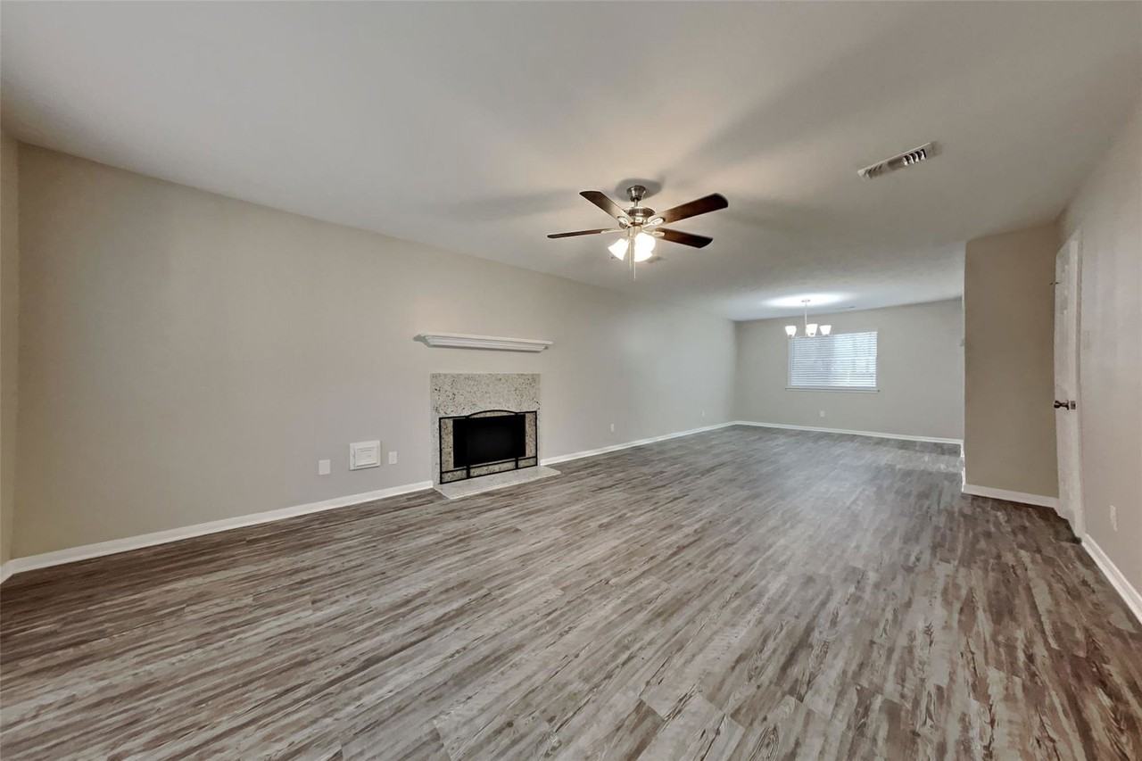 7010 Durango Dr - Photo 3 of 8