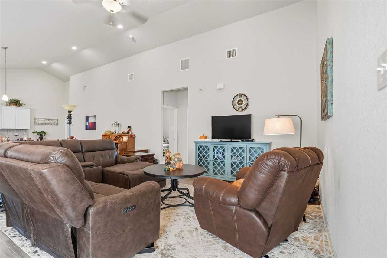 9977 Tammy Ln - Photo 3 of 8