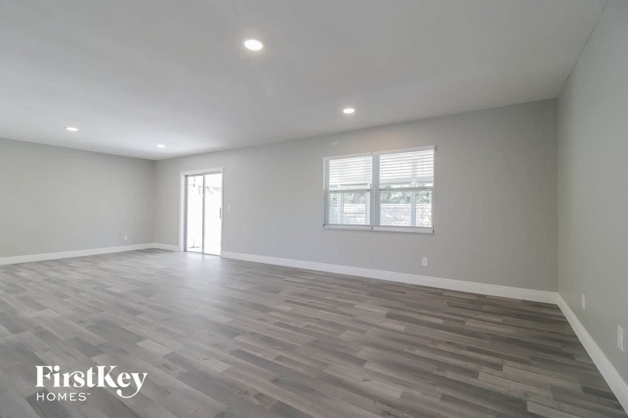 550 Meadowvale Dr - Photo 2 of 15