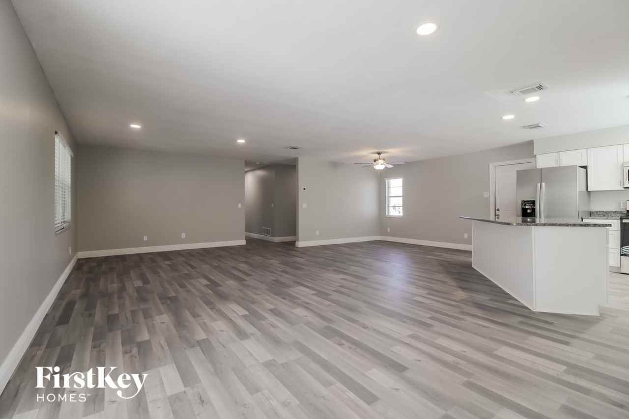 550 Meadowvale Dr - Photo 3 of 15