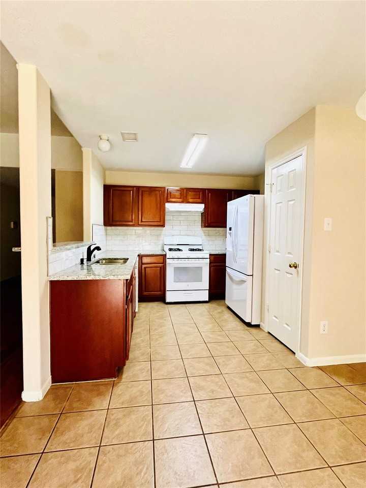 25330 Barmby Dr - Photo 5 of 8