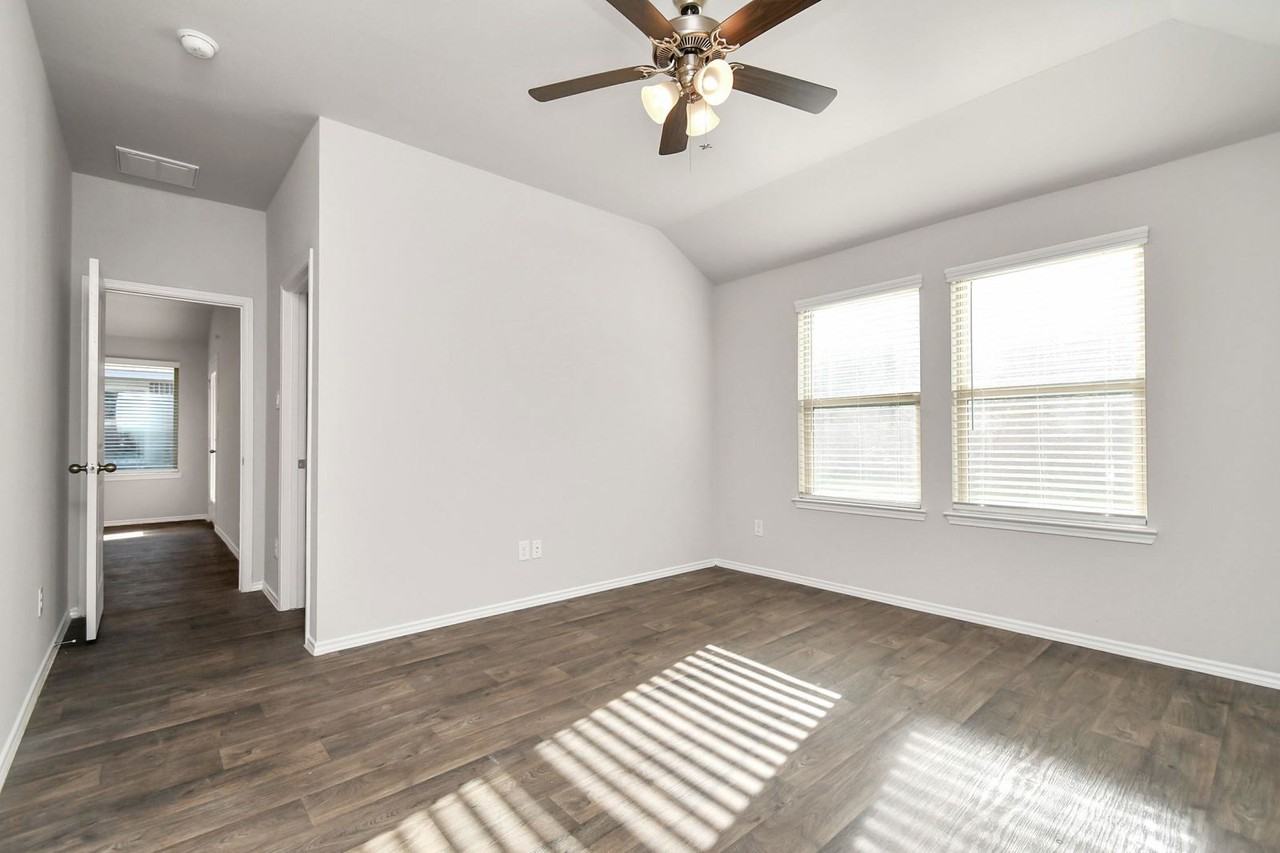 9878 Laurel Lake Dr - Photo 4 of 8