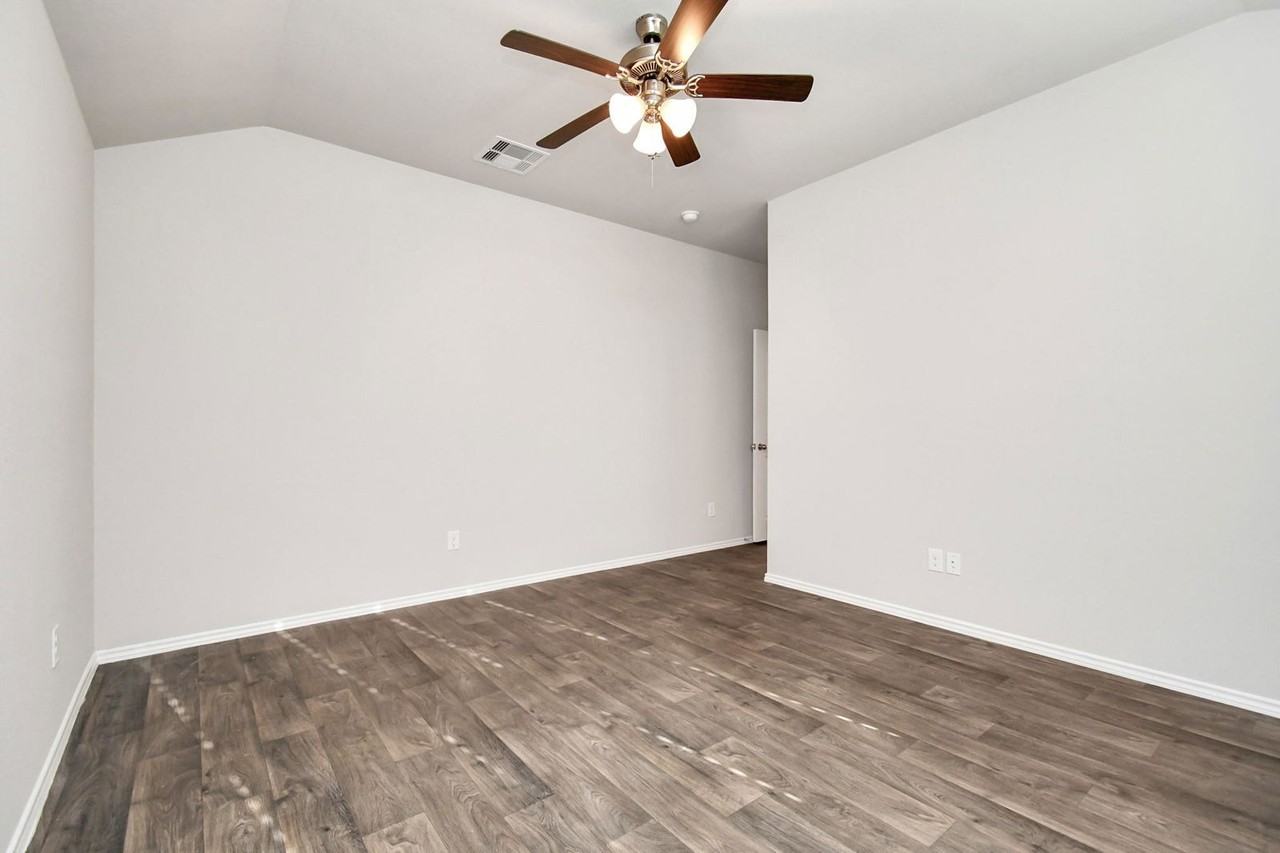 9878 Laurel Lake Dr - Photo 5 of 8